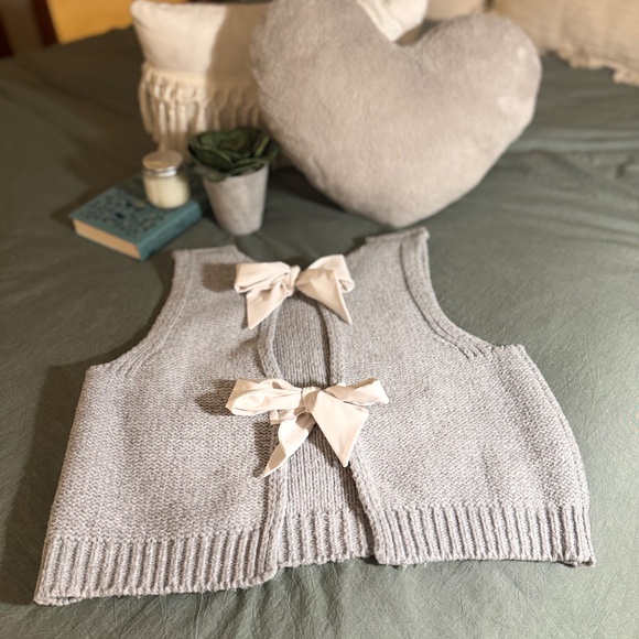 Women’s Gray Sleeveless sweater-Bow Back - Picture 3 of 5